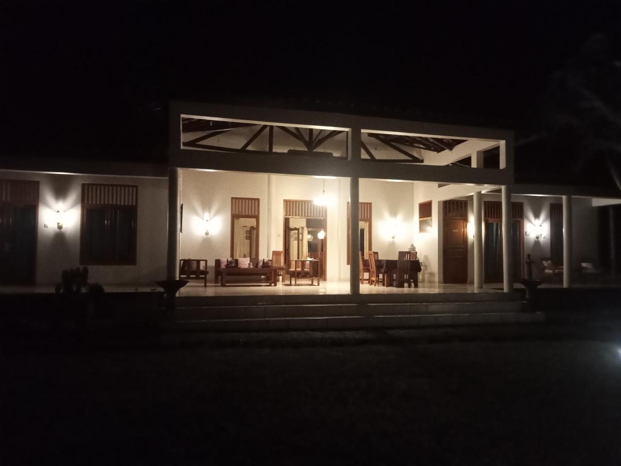 Guesthouse Rumah Senang Kalibaru Exterior foto