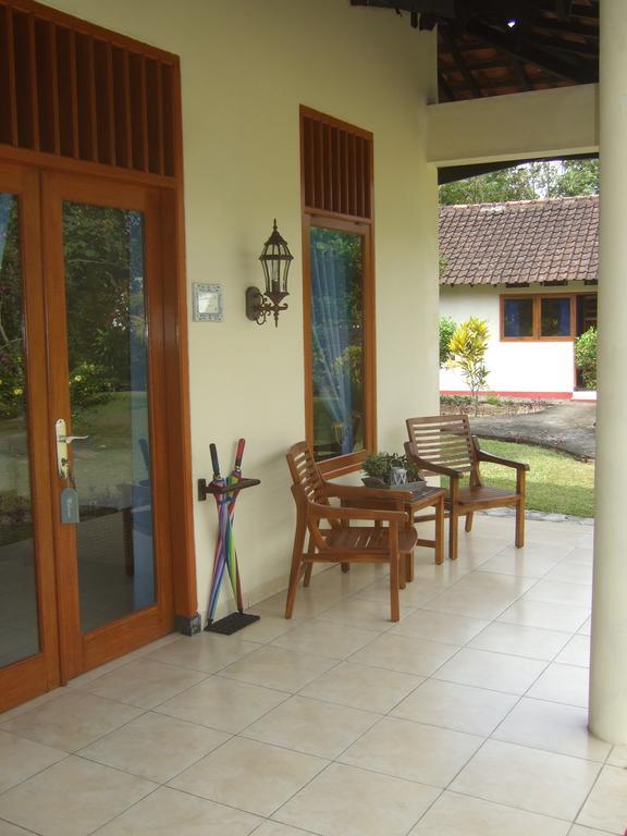 Guesthouse Rumah Senang Kalibaru Exterior foto