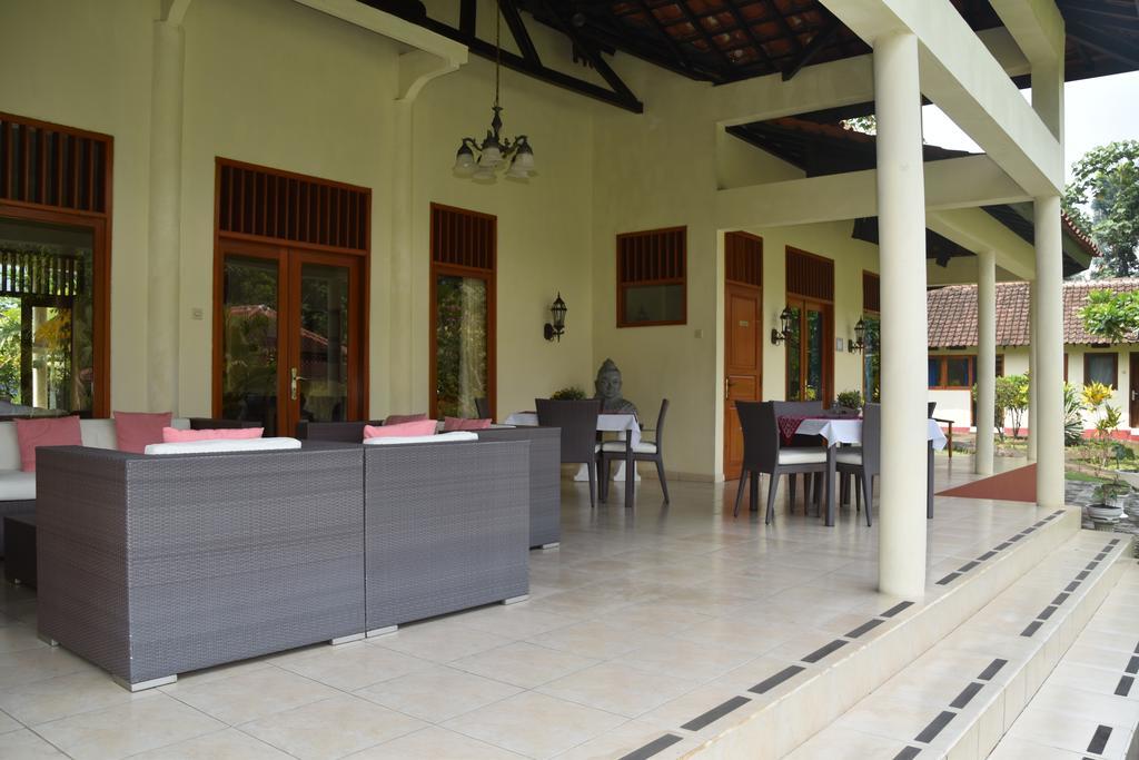 Guesthouse Rumah Senang Kalibaru Exterior foto